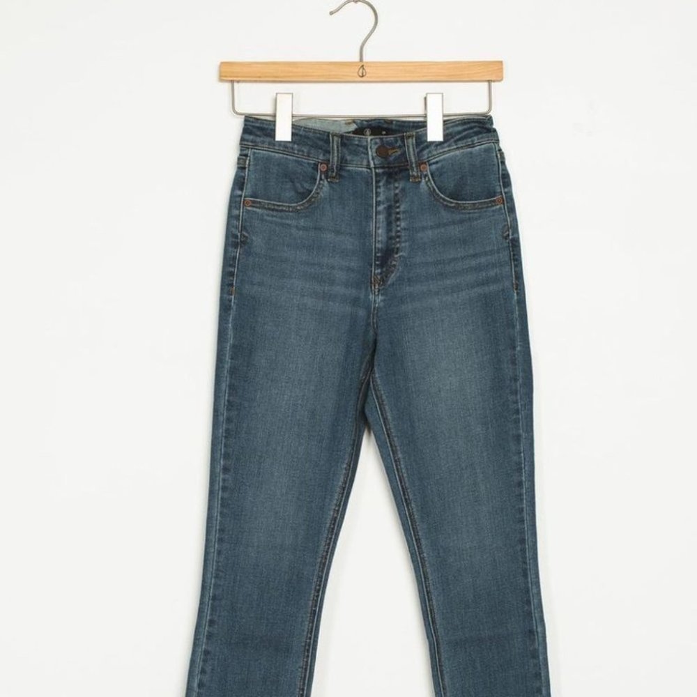 BNWOT VOLCOM WOMENS LIBERATOR HR CROP SKINNY LIGHT WASH DENIM | DISTRESSED ANKLE